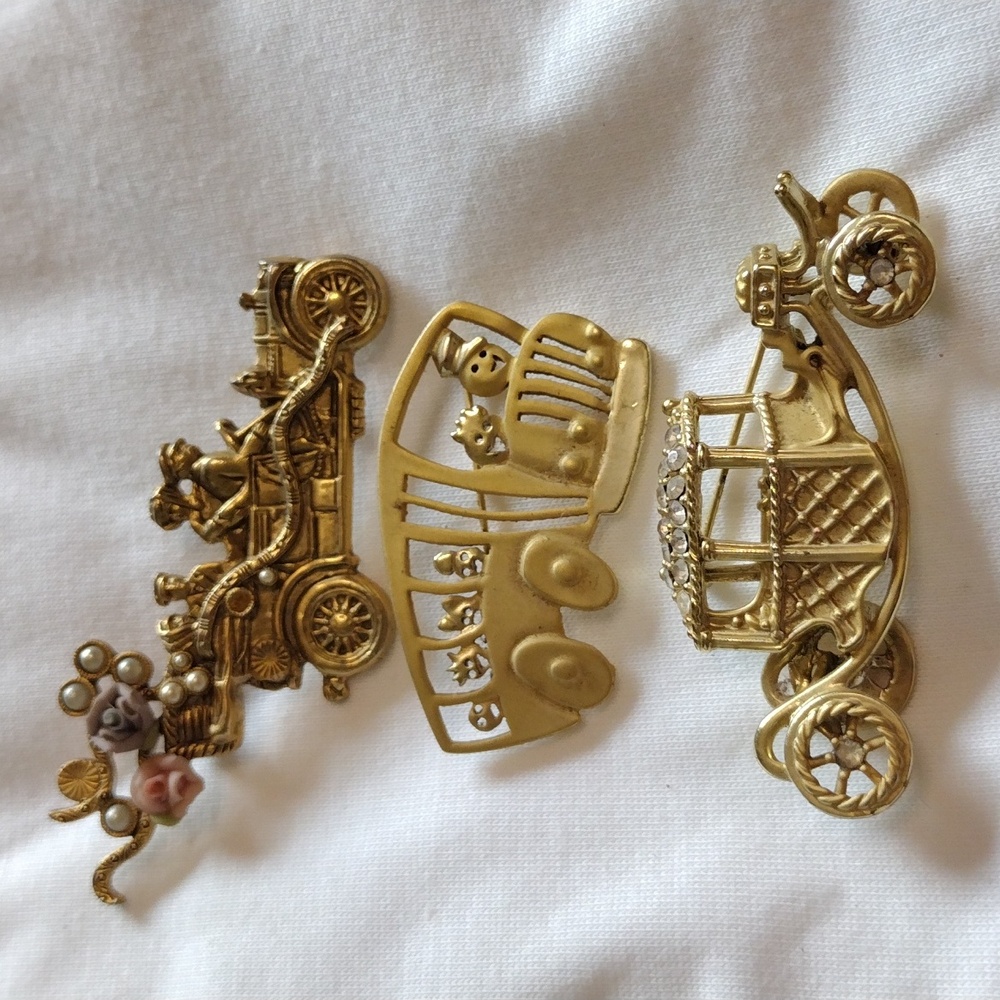 Vehicle brooches